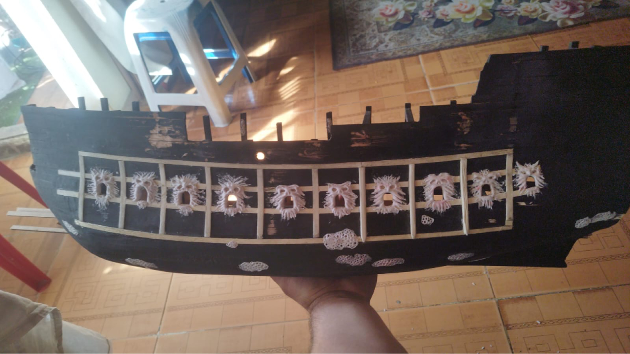 Proceso de decoración del casco del Holandés Errante